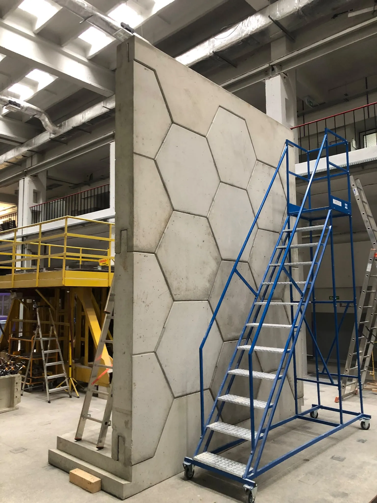 Prototypowa ściana z prefabrykatów MMEK SYSTEM ustawiona w hali obok pomostu