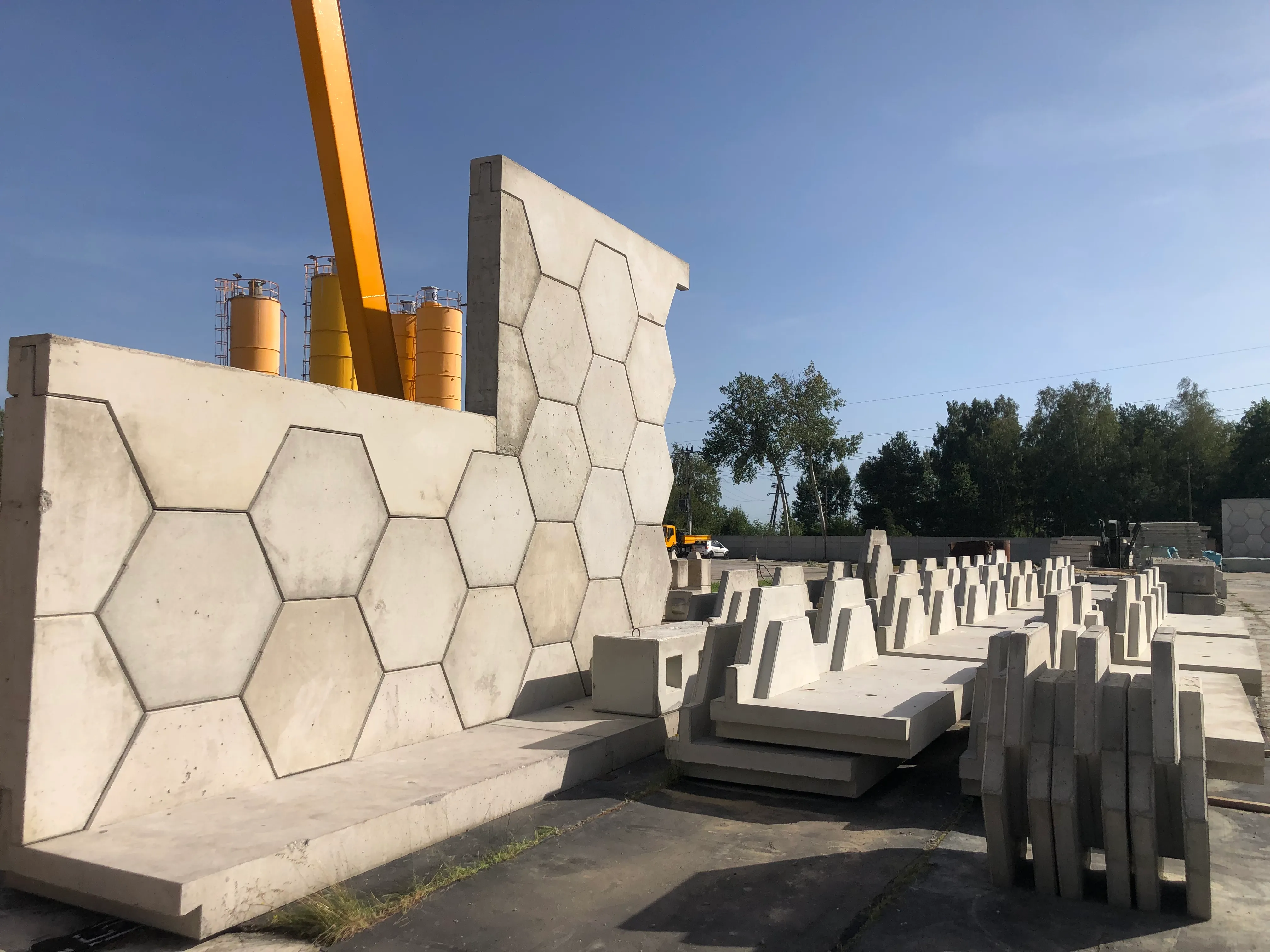 Prefabrykaty betonowe MMEK SYSTEM na placu produkcyjnym